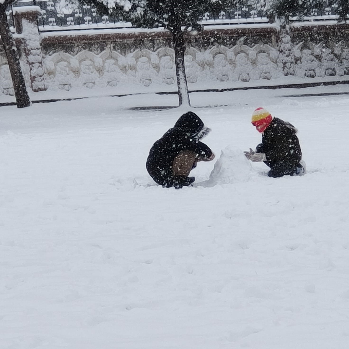 Diyarbakır’da kar sevinci: Çocuklar sokaklara koştu
