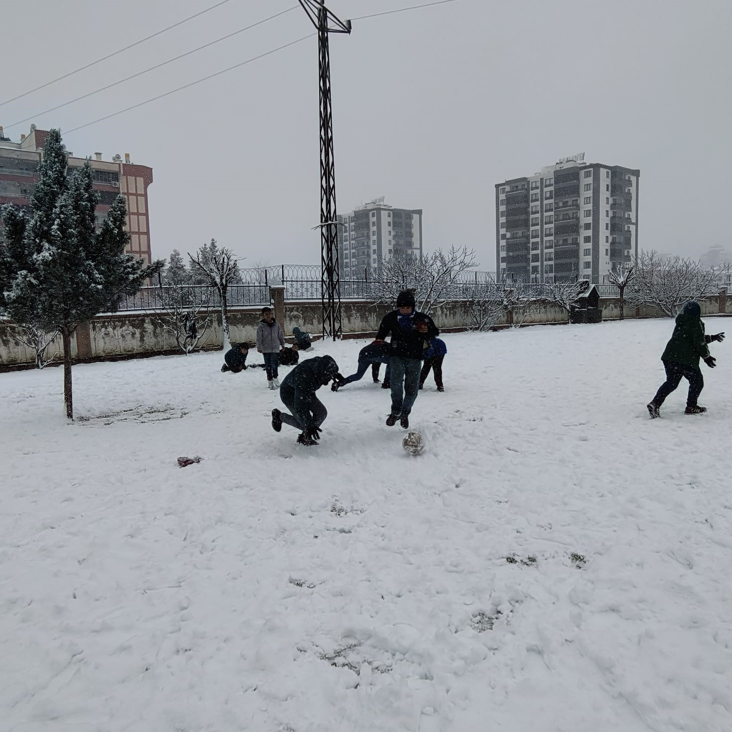 Diyarbakır’da kar sevinci: Çocuklar sokaklara koştu
