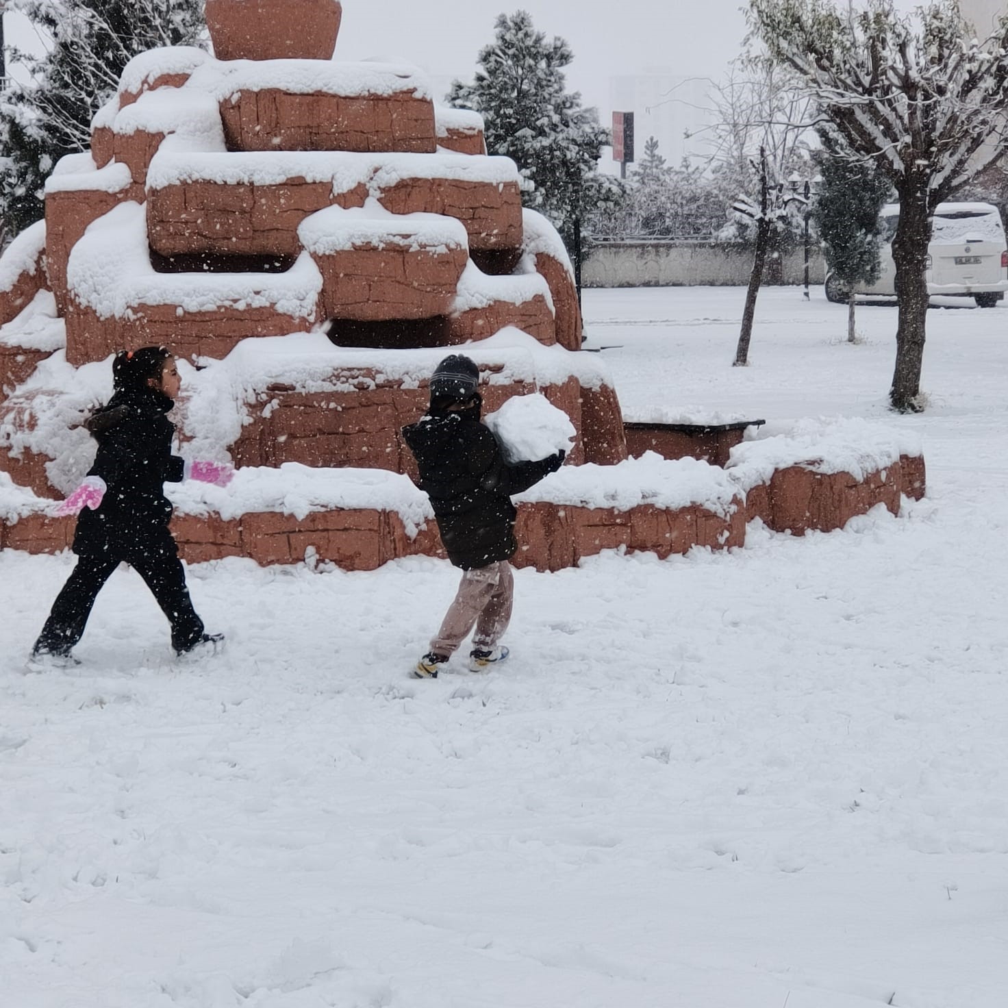 Diyarbakır’da kar sevinci: Çocuklar sokaklara koştu
