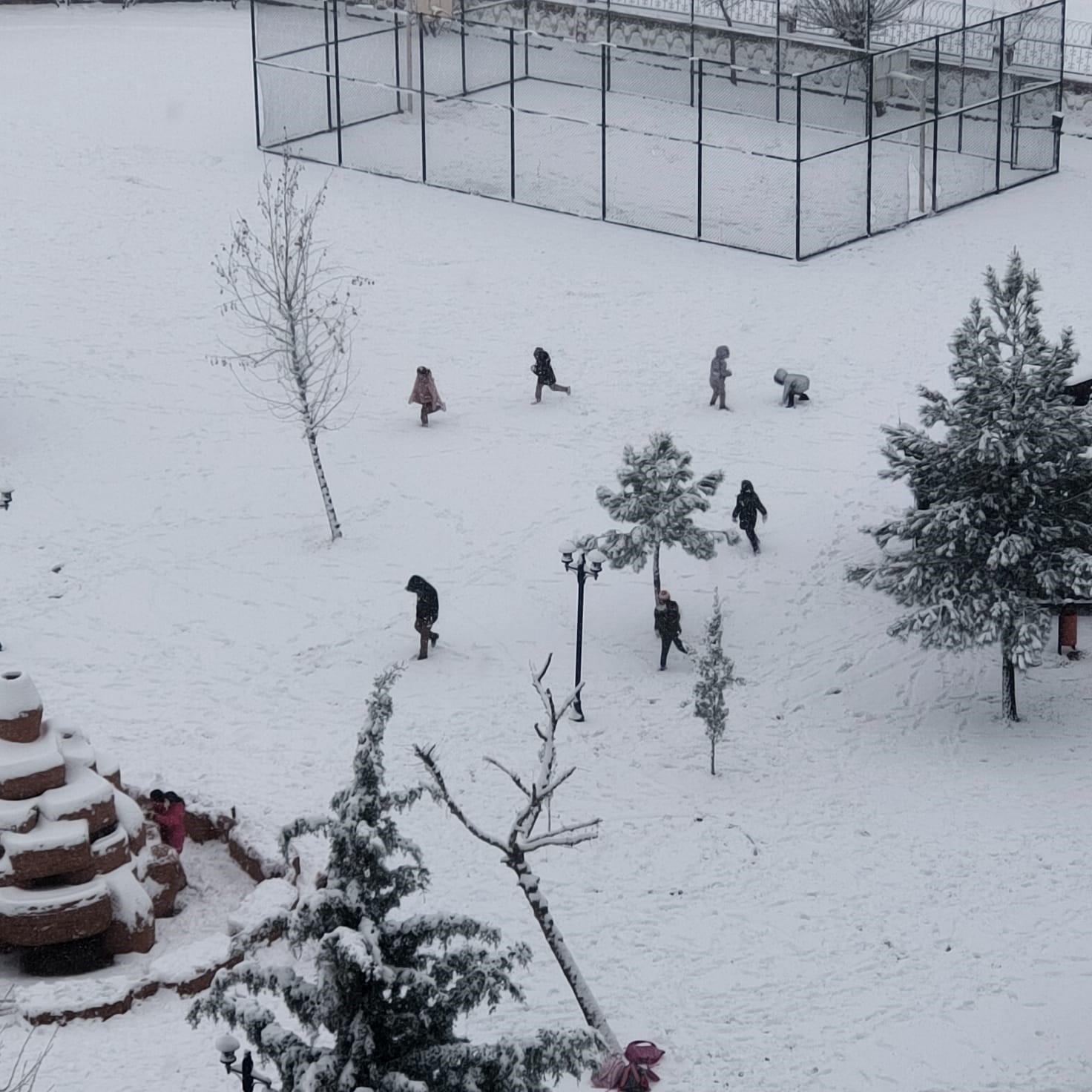 Diyarbakır’da kar sevinci: Çocuklar sokaklara koştu

