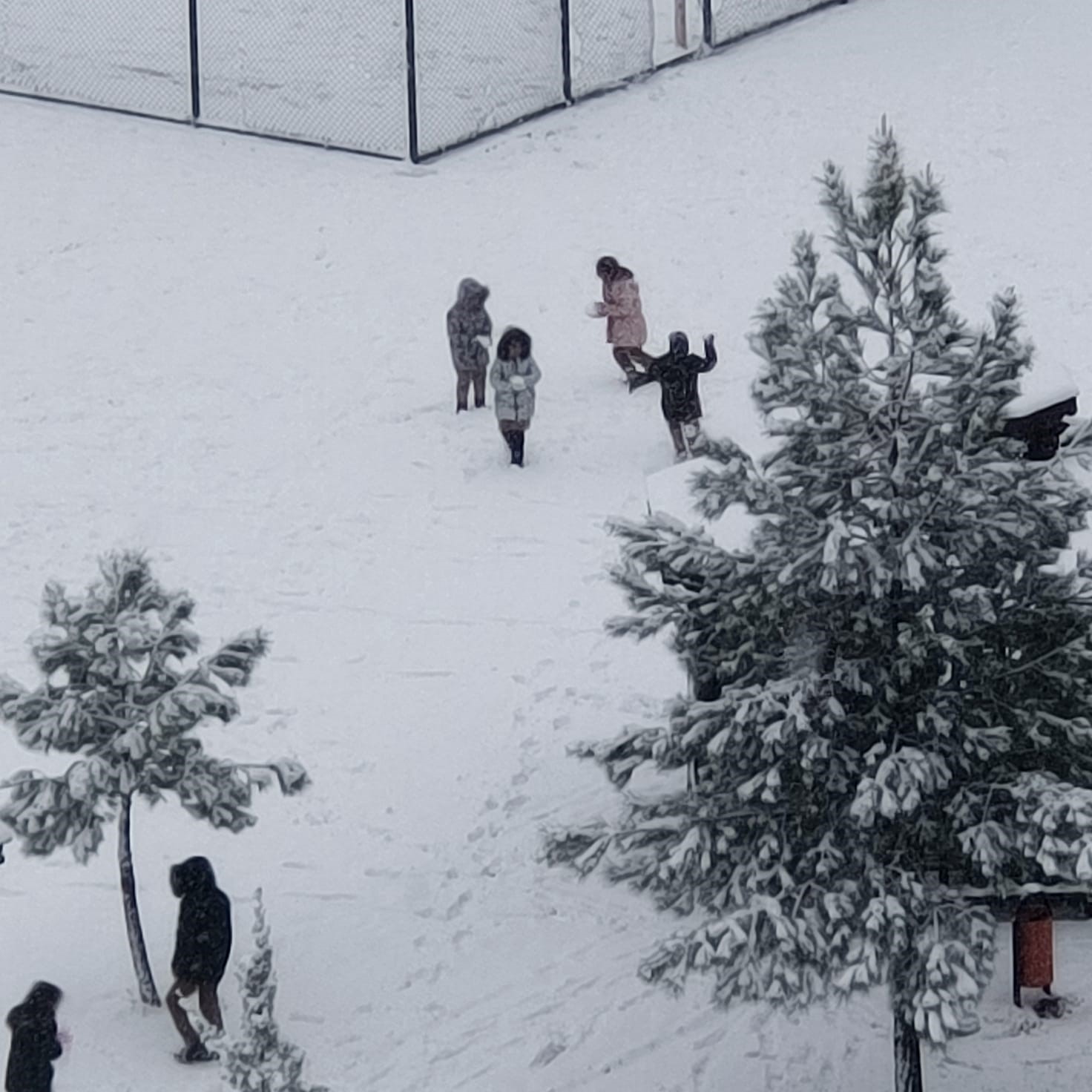 Diyarbakır’da kar sevinci: Çocuklar sokaklara koştu
