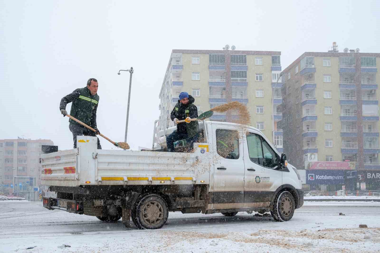 Diyarbakır’da kar ve buzlanmaya karşı 850 personel sahada çalışıyor
