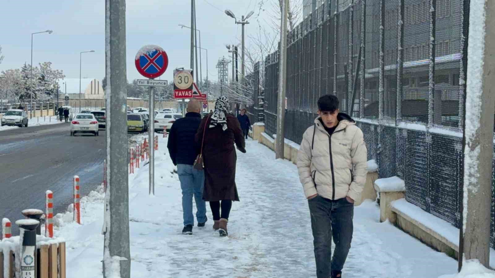 Diyarbakır’da kar yağışı çileye dönüştü
