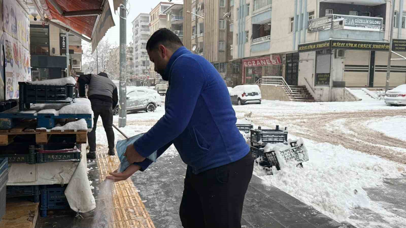 Diyarbakır’da kar yağışı etkisini sürdürüyor, uçak seferleri iptal edildi
