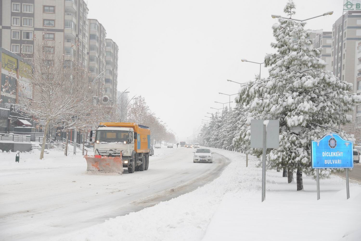 Diyarbakır’da kar yağışına karşı kesintisiz mücadele
Diyarbakır’da kar yağışına karşı kesintisiz mücadele