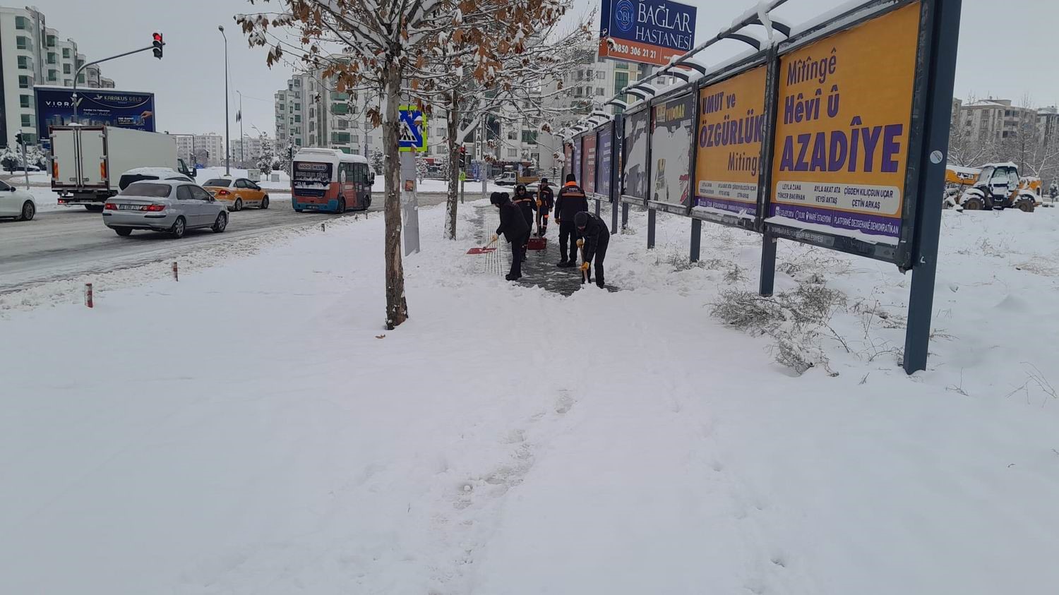 Diyarbakır’da kar yağışına karşı kesintisiz mücadele
Diyarbakır’da kar yağışına karşı kesintisiz mücadele
