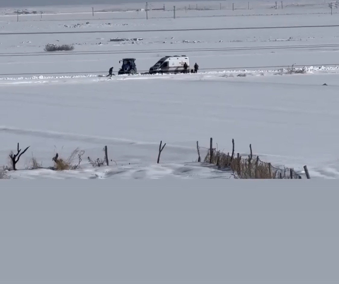 Diyarbakır’da kara saplanan ambulans, köylüler tarafından çıkartıldı
