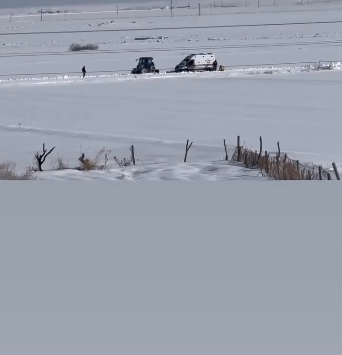 Diyarbakır’da kara saplanan ambulans, köylüler tarafından çıkartıldı
