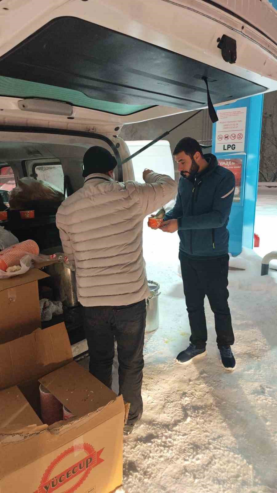 Diyarbakır’da karda mahsur kalanlara sıcak çorba desteği
