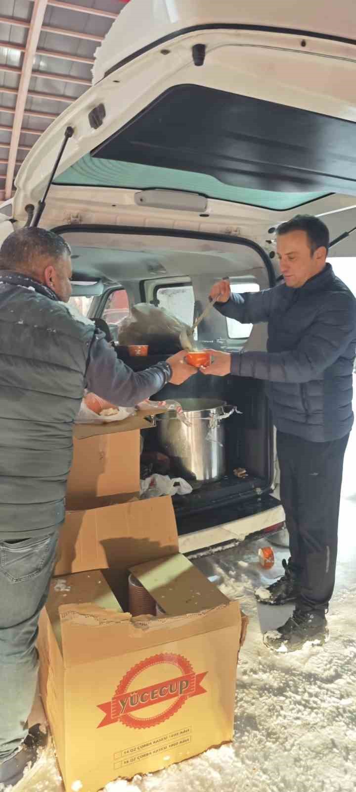 Diyarbakır’da karda mahsur kalanlara sıcak çorba desteği

