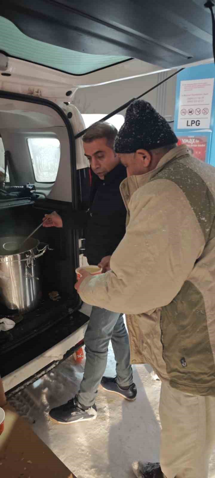Diyarbakır’da karda mahsur kalanlara sıcak çorba desteği
