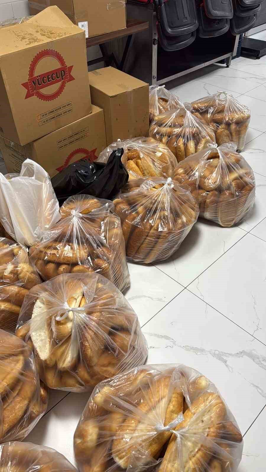 Diyarbakır’da karda mahsur kalanlara sıcak çorba desteği
