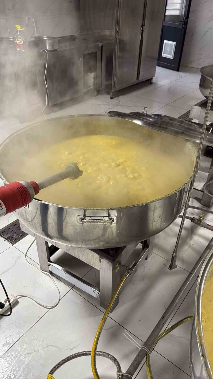 Diyarbakır’da karda mahsur kalanlara sıcak çorba desteği
