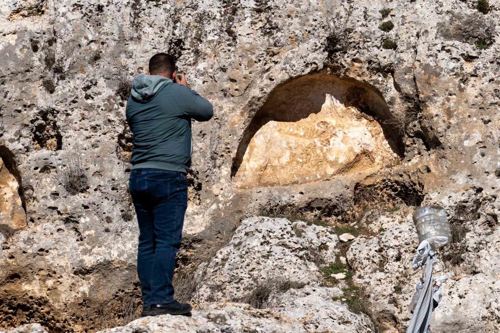 Diyarbakır’da kaya mezarları ve duvar kabartmalarına belgesel fotoğraf çalışması
Diyarbakır’da kaya mezarları ve duvar kabartmalarına belgesel fotoğraf çalışması