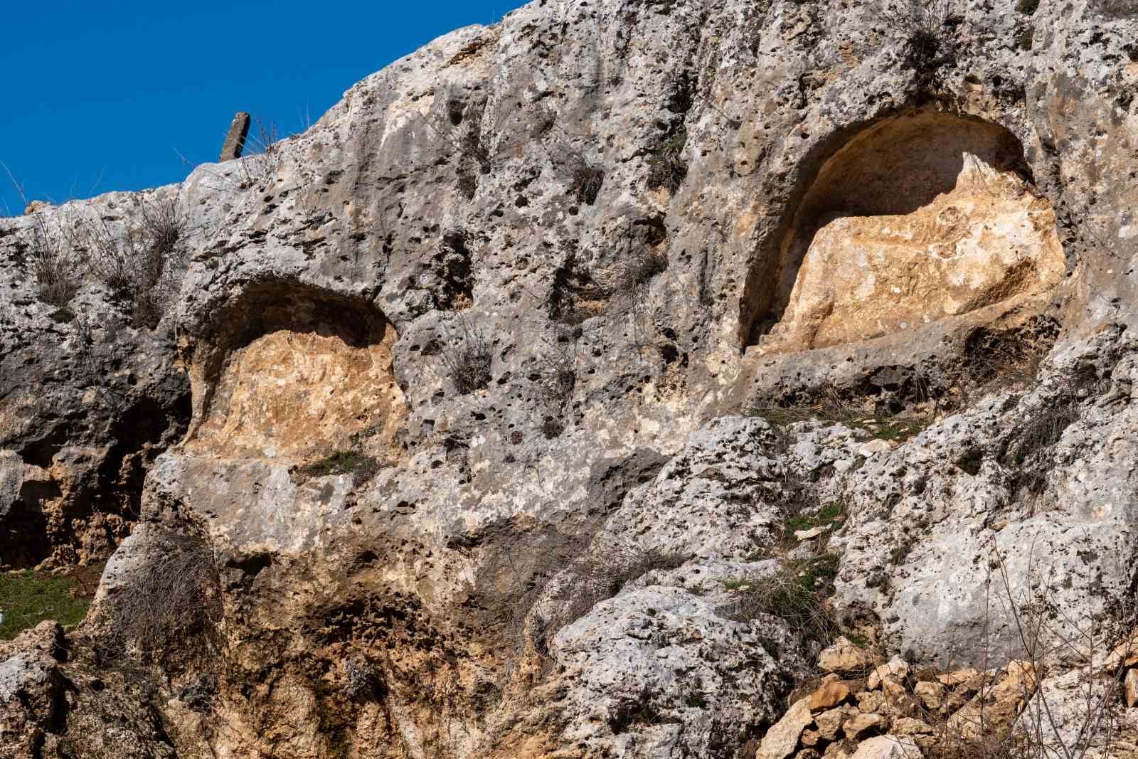 Diyarbakır’da kaya mezarları ve duvar kabartmalarına belgesel fotoğraf çalışması
Diyarbakır’da kaya mezarları ve duvar kabartmalarına belgesel fotoğraf çalışması