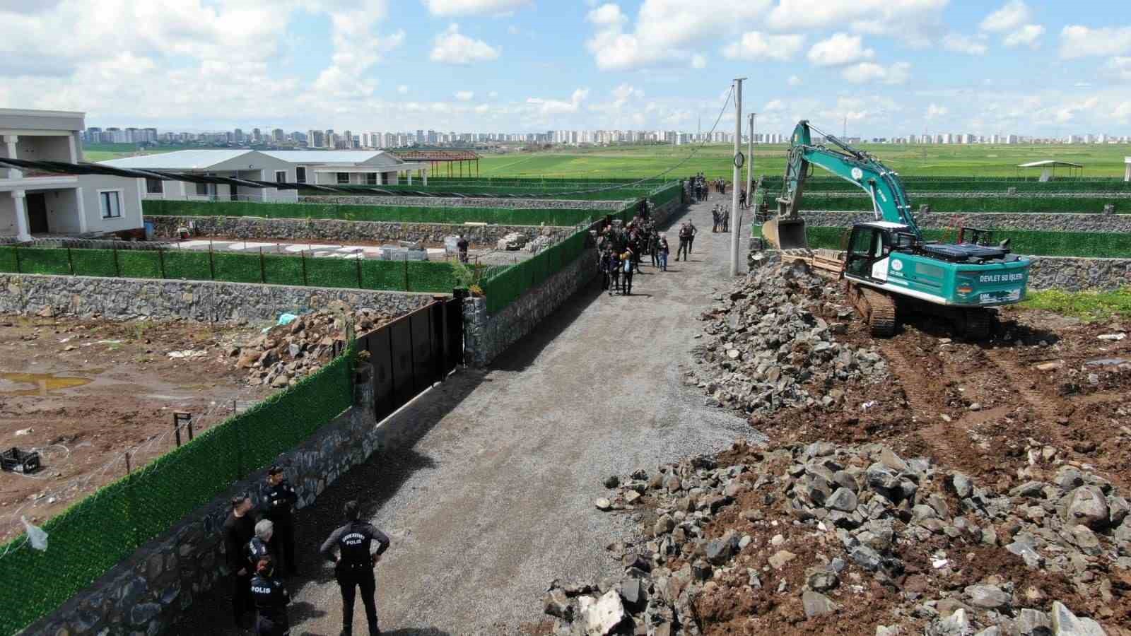 Diyarbakır’da kaymakamlık kaçak yapıları tek tek yıktı
