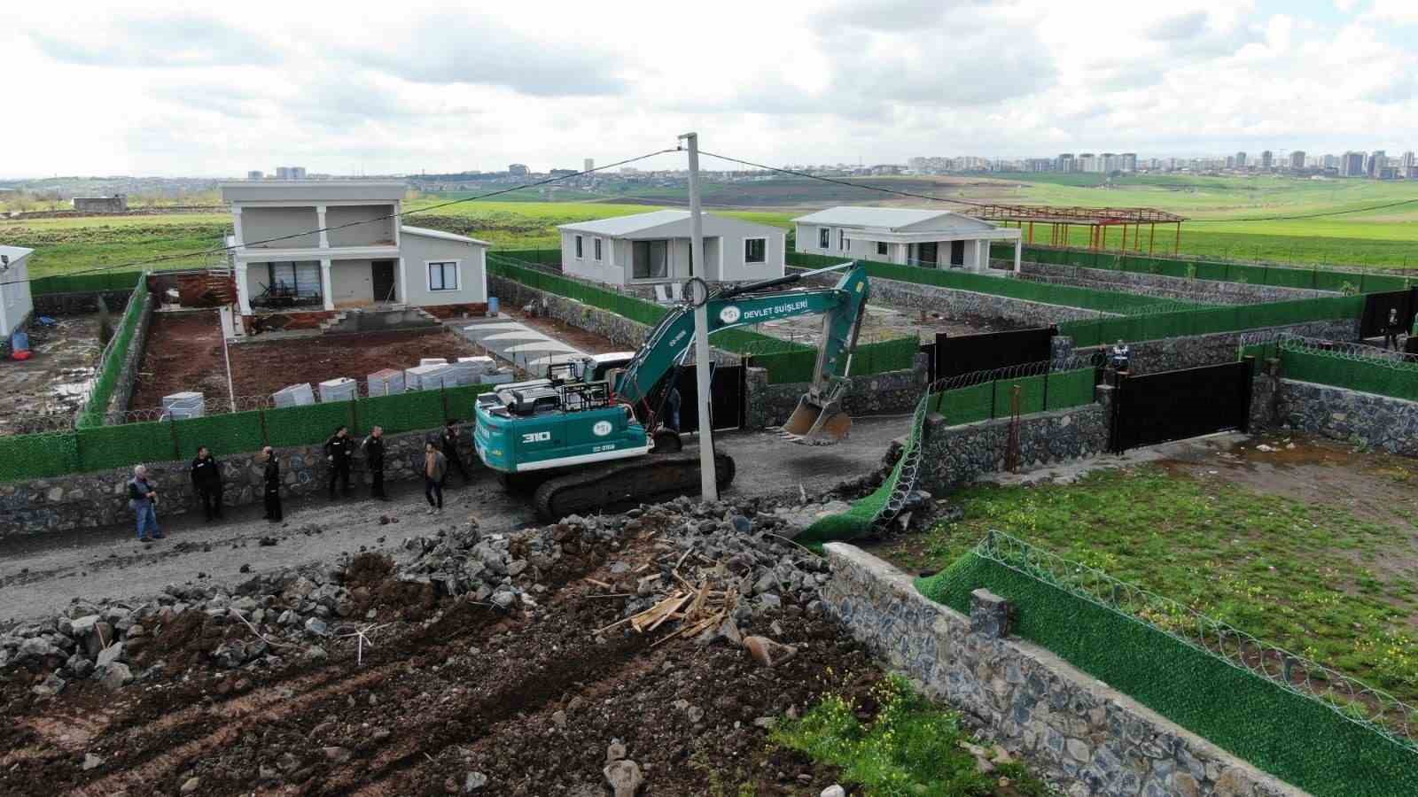 Diyarbakır’da kaymakamlık kaçak yapıları tek tek yıktı
