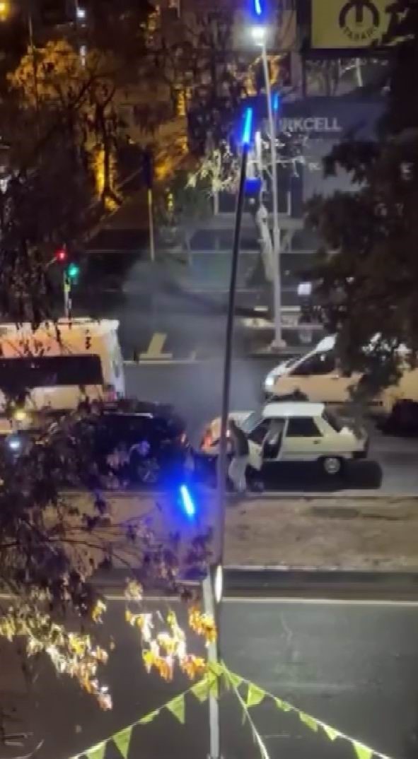 Diyarbakır’da kazaya karışan araçlardan biri alev aldı
