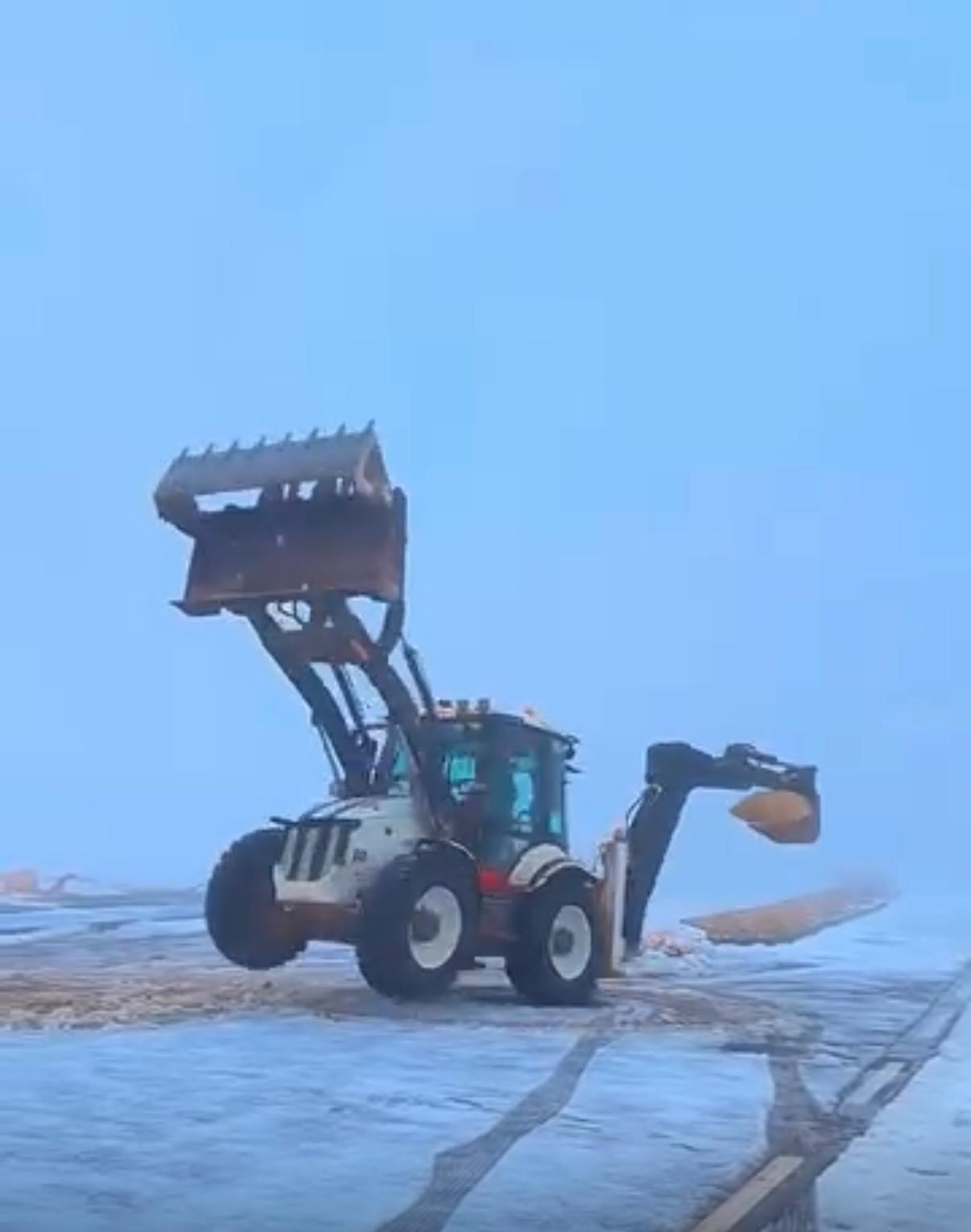 Diyarbakır’da kepçe operatörü iş makinasıyla drift attı
