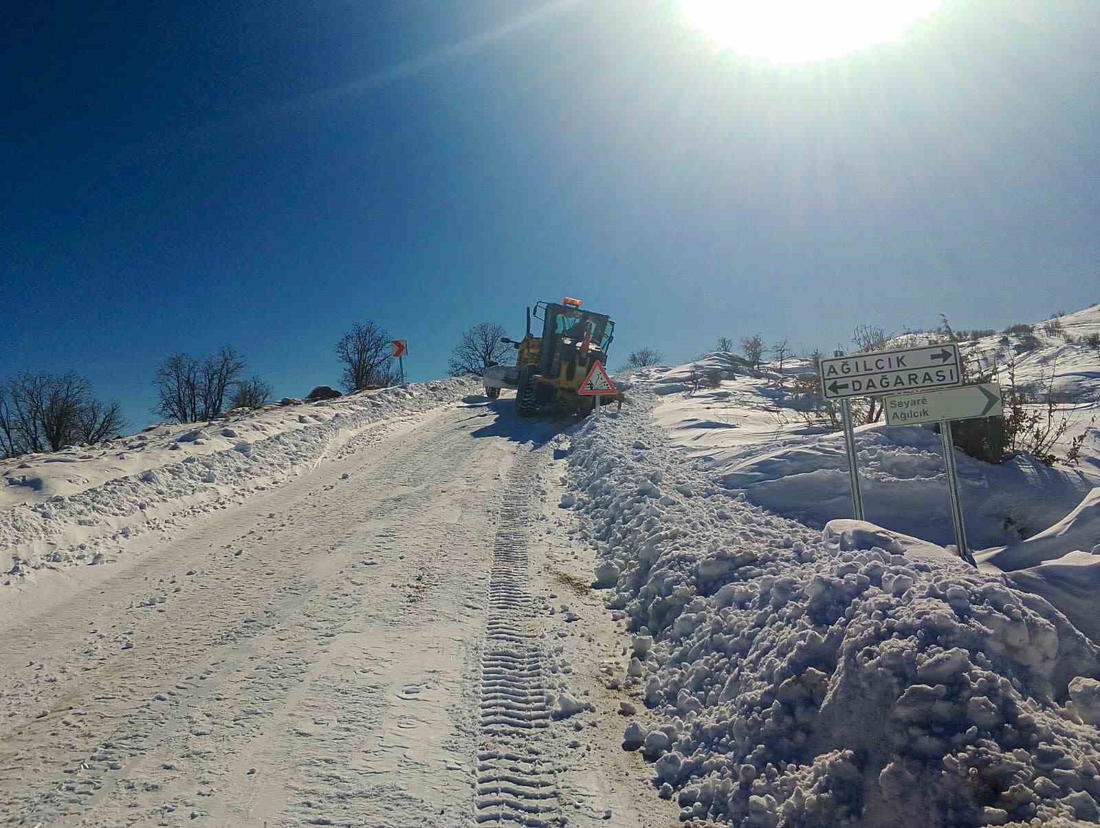 Diyarbakır’da kırsal mahalle yolları açılıyor
Diyarbakır’da kırsal mahalle yolları açılıyor