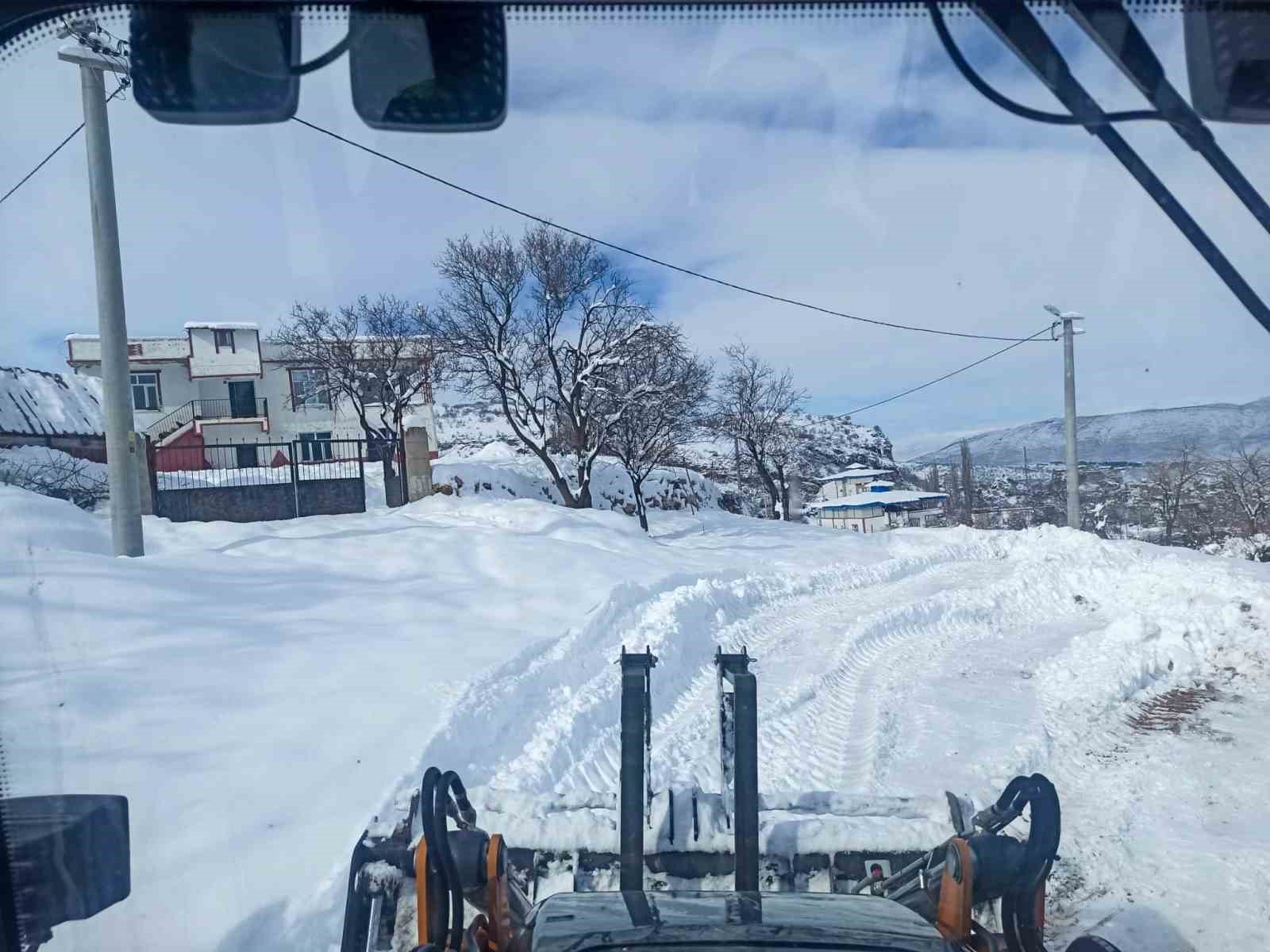 Diyarbakır’da kırsal mahalle yolları açılıyor
Diyarbakır’da kırsal mahalle yolları açılıyor