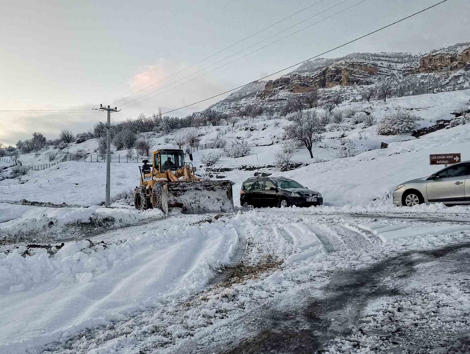 Diyarbakır’da kırsal mahalle yolları açılıyor
Diyarbakır’da kırsal mahalle yolları açılıyor