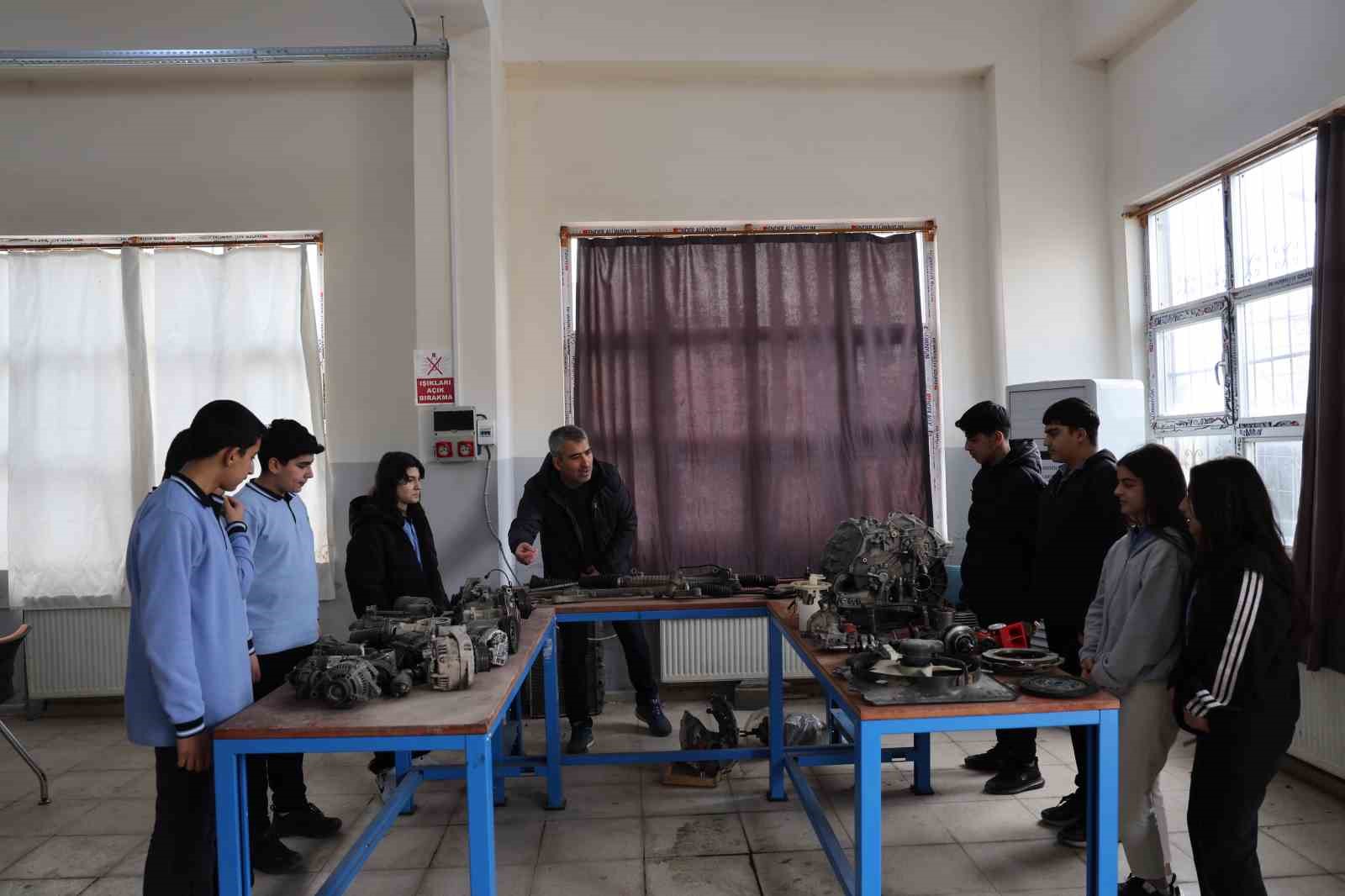 Diyarbakır’da kız ve erkek öğrenciler aldıkları eğitimlerle otomotiv sektörüne giriyor
Diyarbakır’da kız ve erkek öğrenciler aldıkları eğitimlerle otomotiv sektörüne giriyor