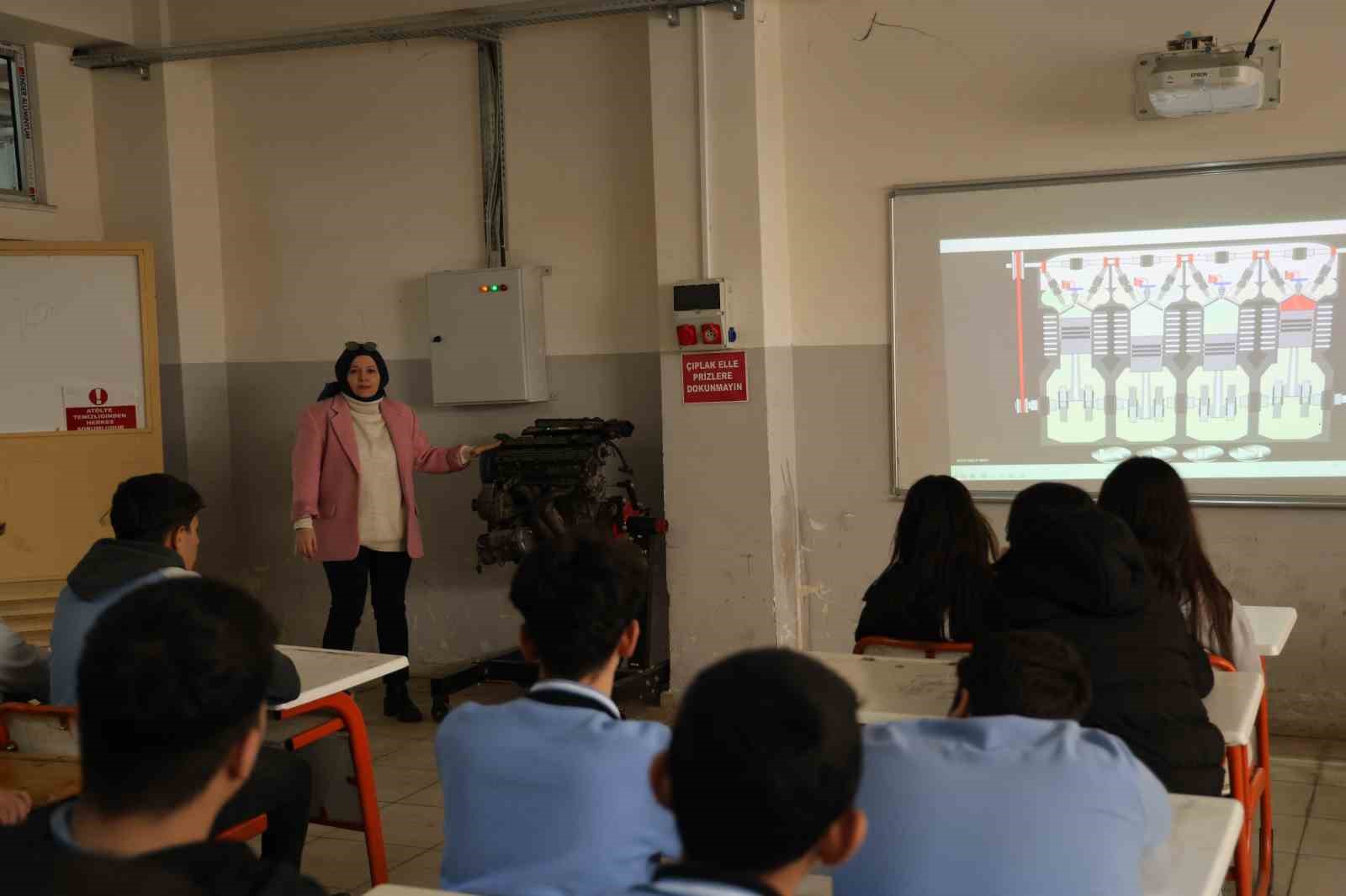 Diyarbakır’da kız ve erkek öğrenciler aldıkları eğitimlerle otomotiv sektörüne giriyor
Diyarbakır’da kız ve erkek öğrenciler aldıkları eğitimlerle otomotiv sektörüne giriyor