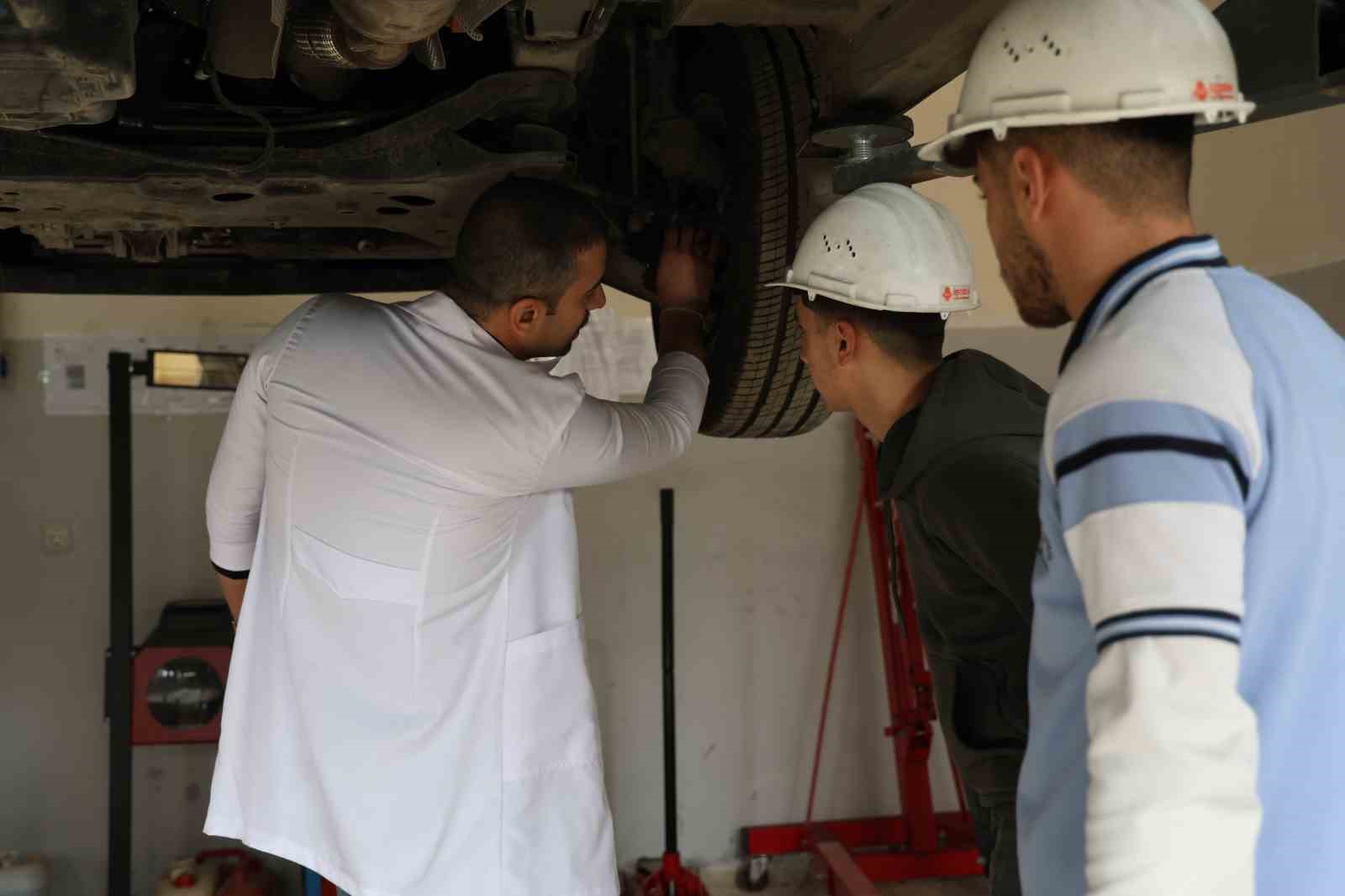 Diyarbakır’da kız ve erkek öğrenciler aldıkları eğitimlerle otomotiv sektörüne giriyor
Diyarbakır’da kız ve erkek öğrenciler aldıkları eğitimlerle otomotiv sektörüne giriyor