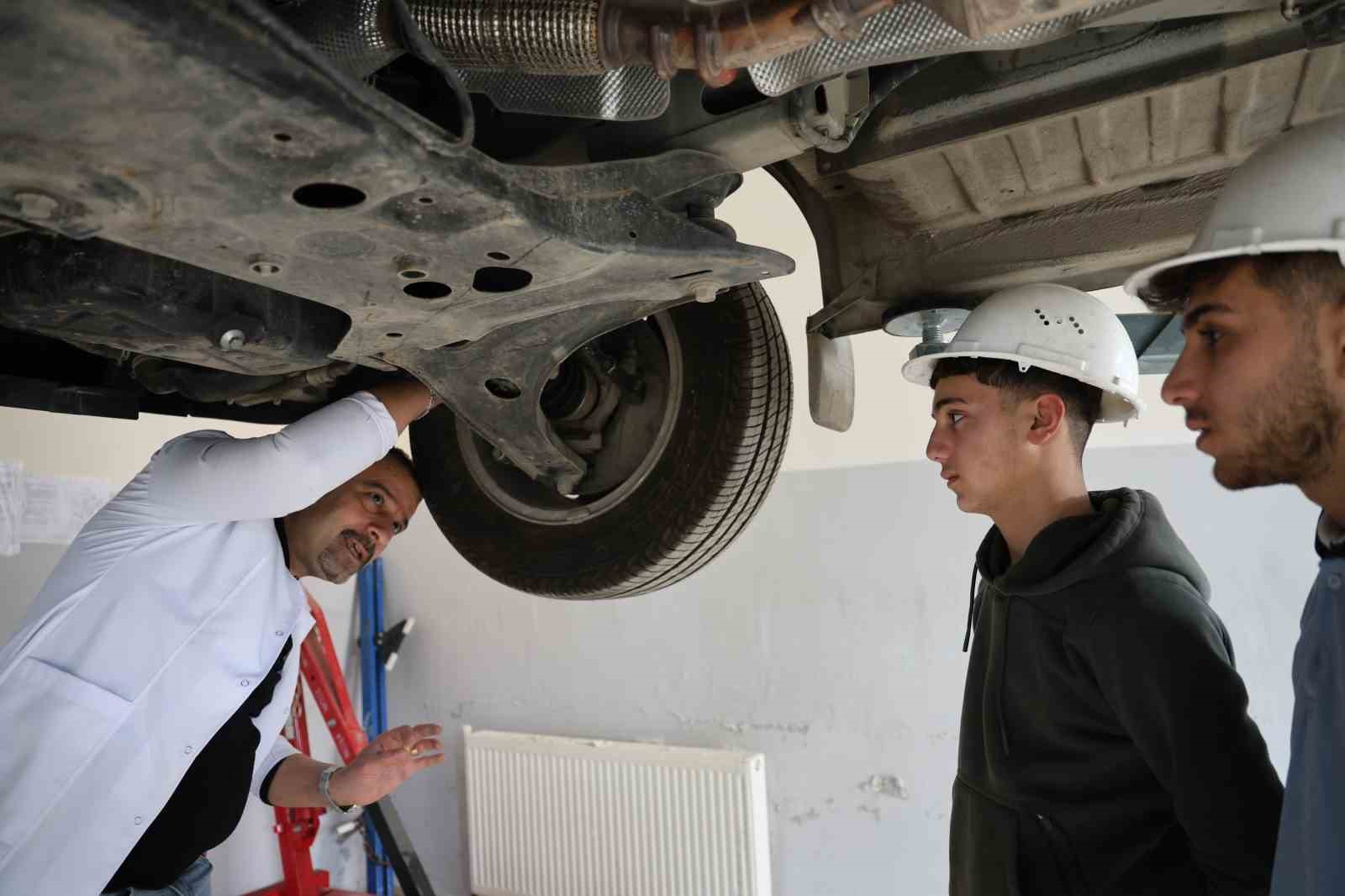 Diyarbakır’da kız ve erkek öğrenciler aldıkları eğitimlerle otomotiv sektörüne giriyor
Diyarbakır’da kız ve erkek öğrenciler aldıkları eğitimlerle otomotiv sektörüne giriyor