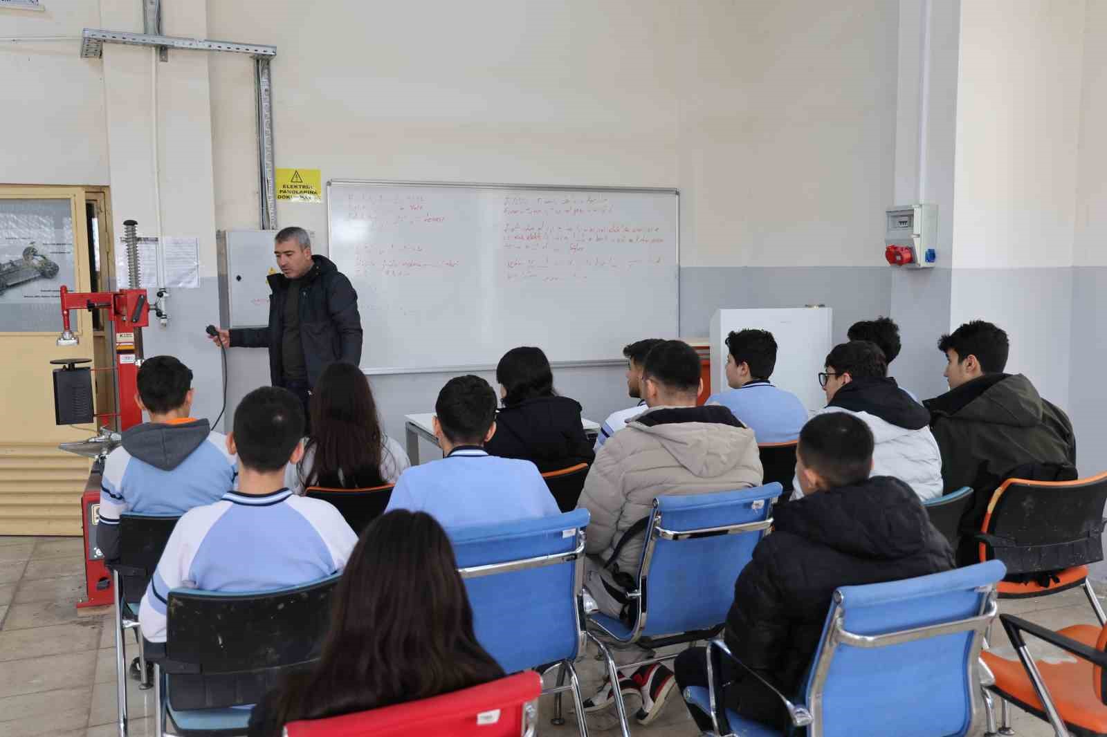 Diyarbakır’da kız ve erkek öğrenciler aldıkları eğitimlerle otomotiv sektörüne giriyor
Diyarbakır’da kız ve erkek öğrenciler aldıkları eğitimlerle otomotiv sektörüne giriyor