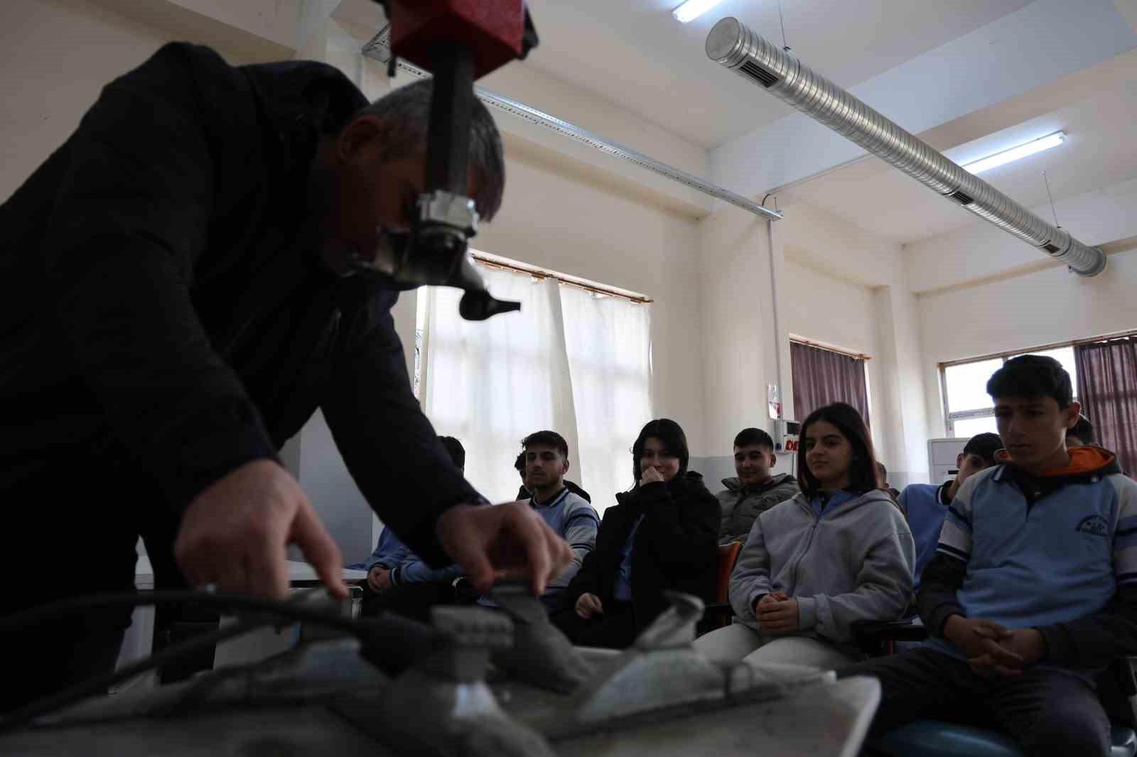 Diyarbakır’da kız ve erkek öğrenciler aldıkları eğitimlerle otomotiv sektörüne giriyor
Diyarbakır’da kız ve erkek öğrenciler aldıkları eğitimlerle otomotiv sektörüne giriyor