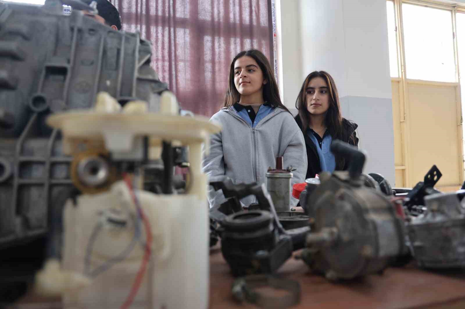 Diyarbakır’da kız ve erkek öğrenciler aldıkları eğitimlerle otomotiv sektörüne giriyor
Diyarbakır’da kız ve erkek öğrenciler aldıkları eğitimlerle otomotiv sektörüne giriyor