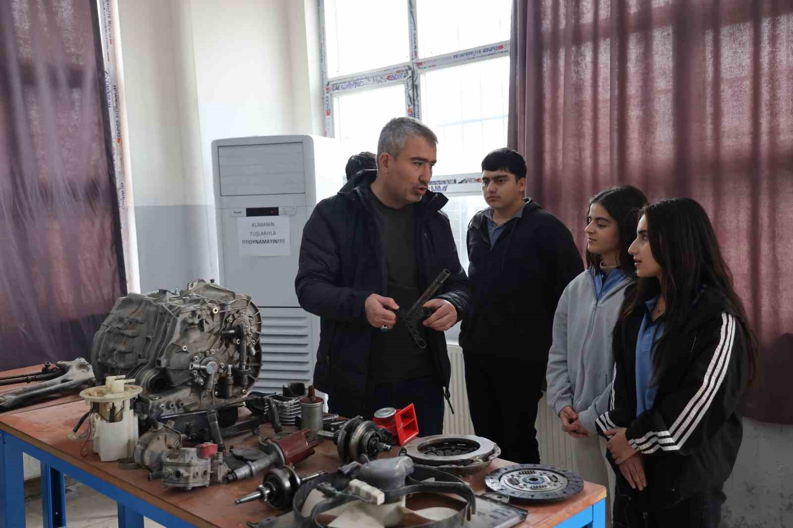 Diyarbakır’da kız ve erkek öğrenciler aldıkları eğitimlerle otomotiv sektörüne giriyor
Diyarbakır’da kız ve erkek öğrenciler aldıkları eğitimlerle otomotiv sektörüne giriyor