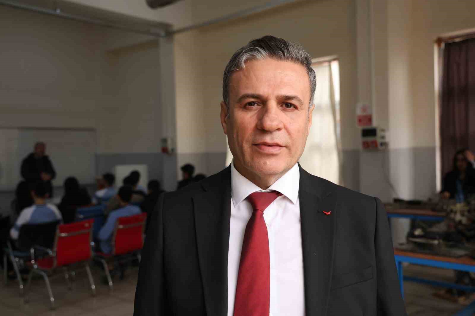 Diyarbakır’da kız ve erkek öğrenciler aldıkları eğitimlerle otomotiv sektörüne giriyor
Diyarbakır’da kız ve erkek öğrenciler aldıkları eğitimlerle otomotiv sektörüne giriyor