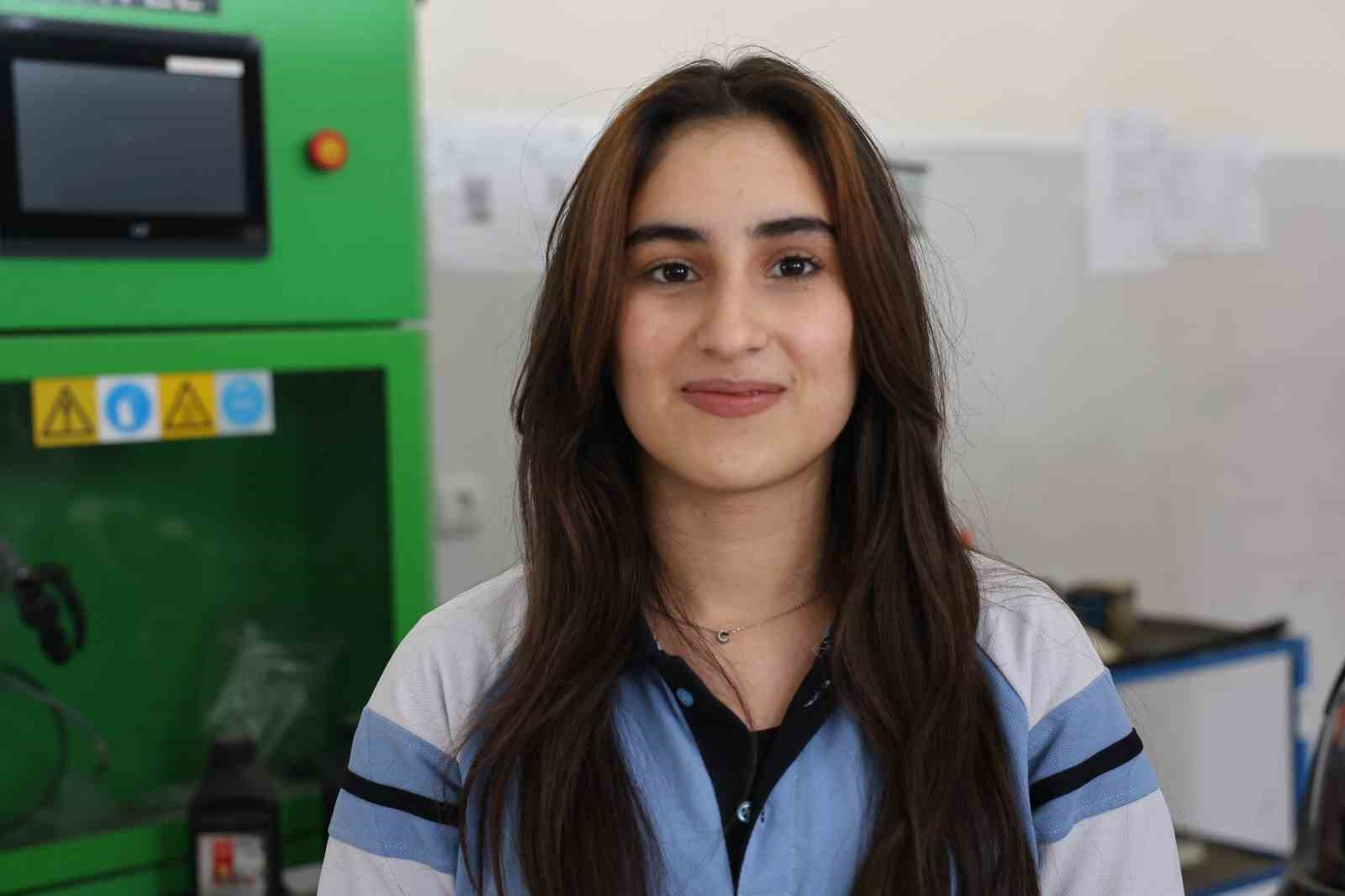 Diyarbakır’da kız ve erkek öğrenciler aldıkları eğitimlerle otomotiv sektörüne giriyor
Diyarbakır’da kız ve erkek öğrenciler aldıkları eğitimlerle otomotiv sektörüne giriyor