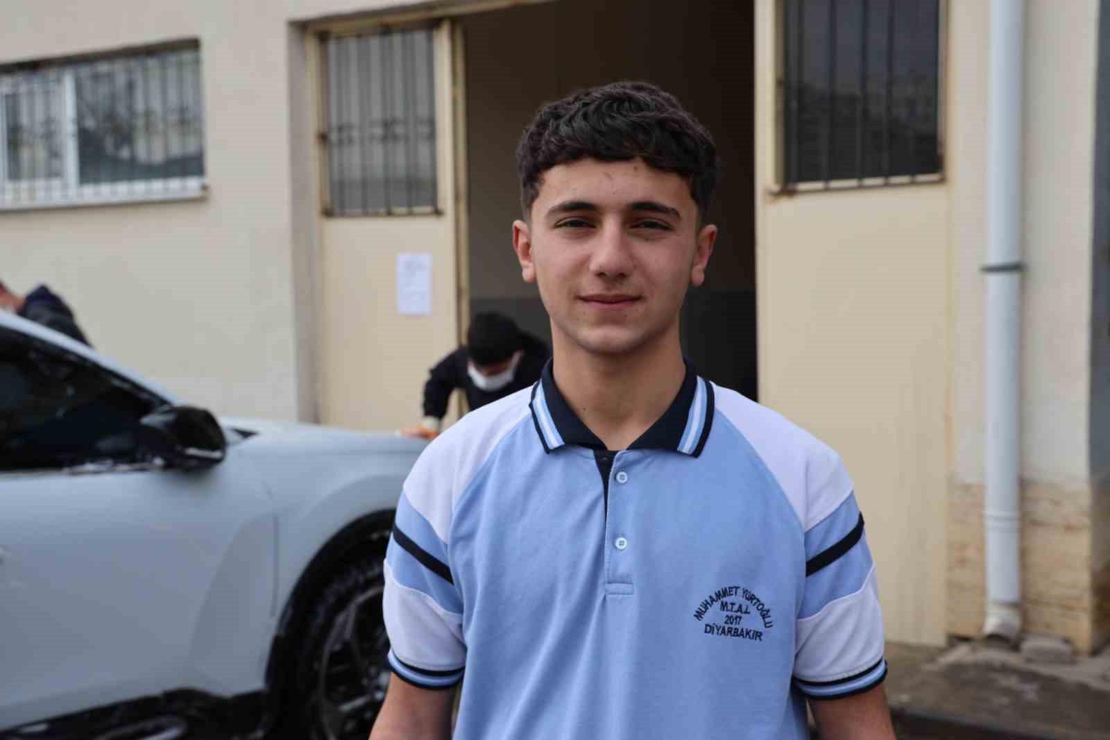 Diyarbakır’da kız ve erkek öğrenciler aldıkları eğitimlerle otomotiv sektörüne giriyor
Diyarbakır’da kız ve erkek öğrenciler aldıkları eğitimlerle otomotiv sektörüne giriyor