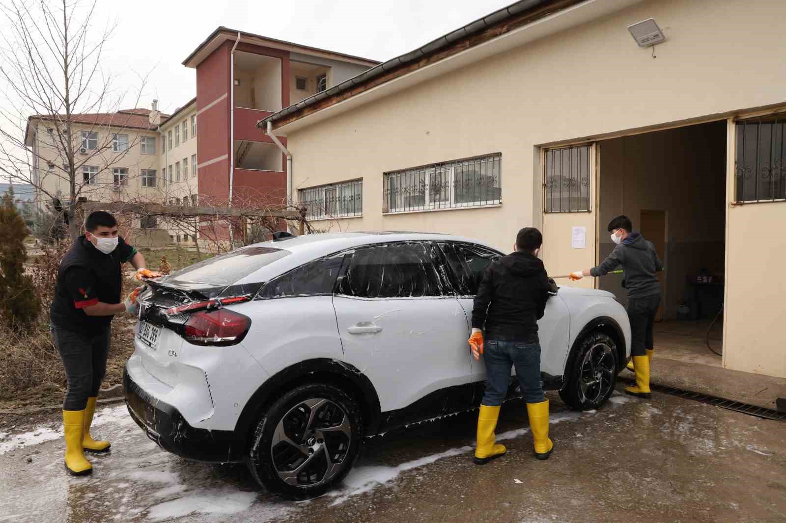 Diyarbakır’da kız ve erkek öğrenciler aldıkları eğitimlerle otomotiv sektörüne giriyor
Diyarbakır’da kız ve erkek öğrenciler aldıkları eğitimlerle otomotiv sektörüne giriyor