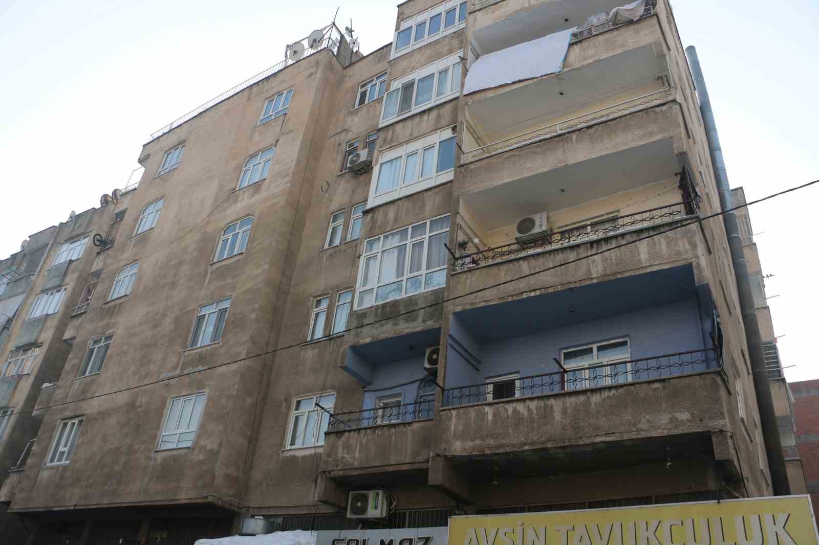 Diyarbakır’da kolonu çatlayan bina sakinleri hırsızlar için nöbet tutuyor
Diyarbakır’da kolonu çatlayan bina sakinleri hırsızlar için nöbet tutuyor