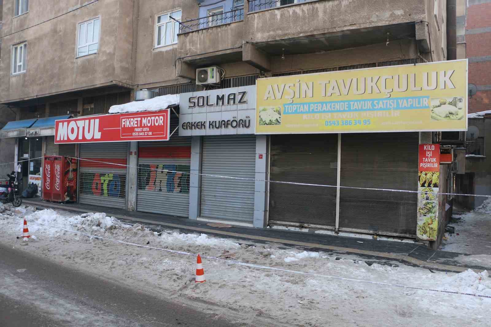 Diyarbakır’da kolonu çatlayan bina sakinleri hırsızlar için nöbet tutuyor
Diyarbakır’da kolonu çatlayan bina sakinleri hırsızlar için nöbet tutuyor