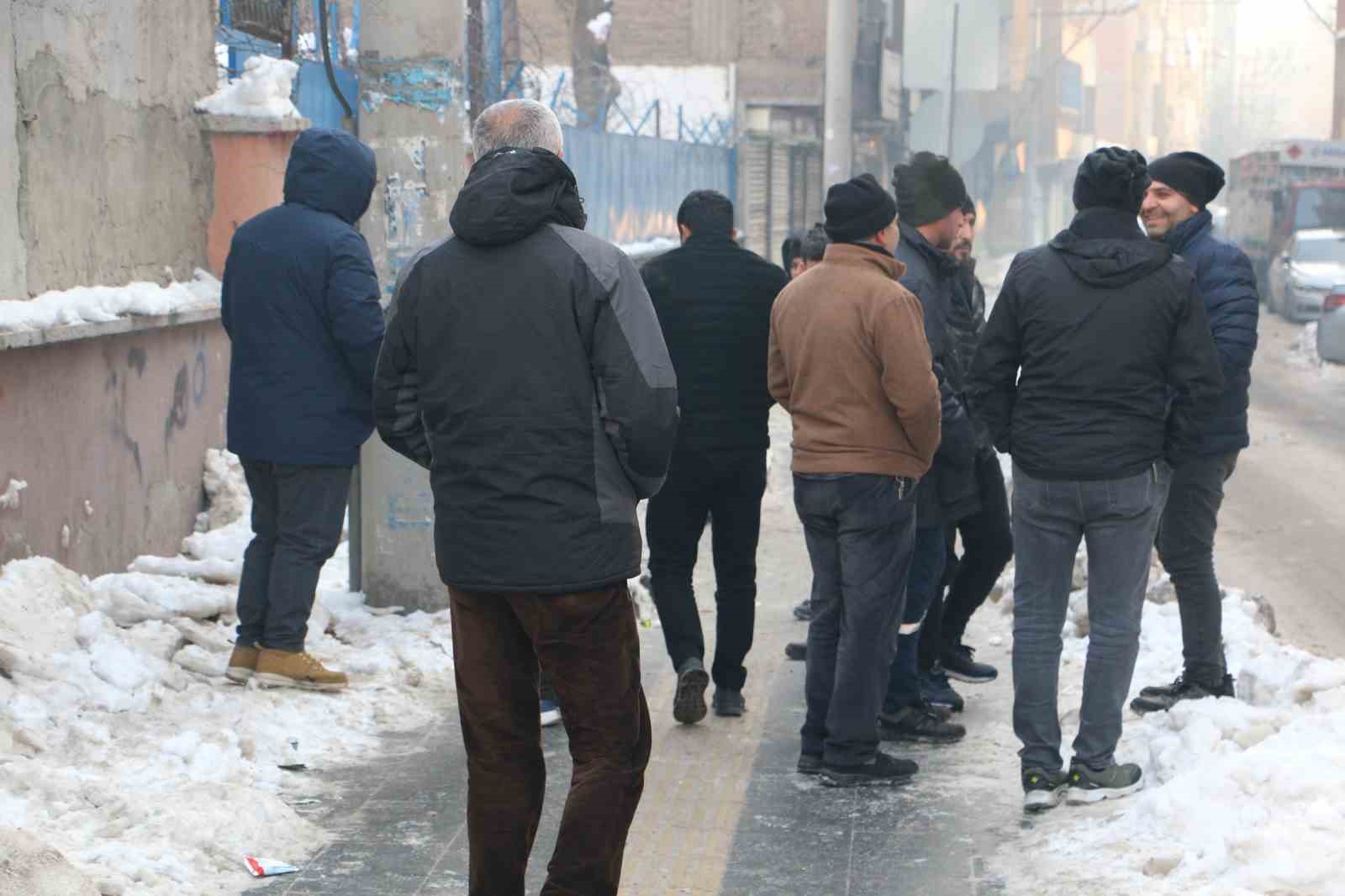 Diyarbakır’da kolonu çatlayan bina sakinleri hırsızlar için nöbet tutuyor
Diyarbakır’da kolonu çatlayan bina sakinleri hırsızlar için nöbet tutuyor