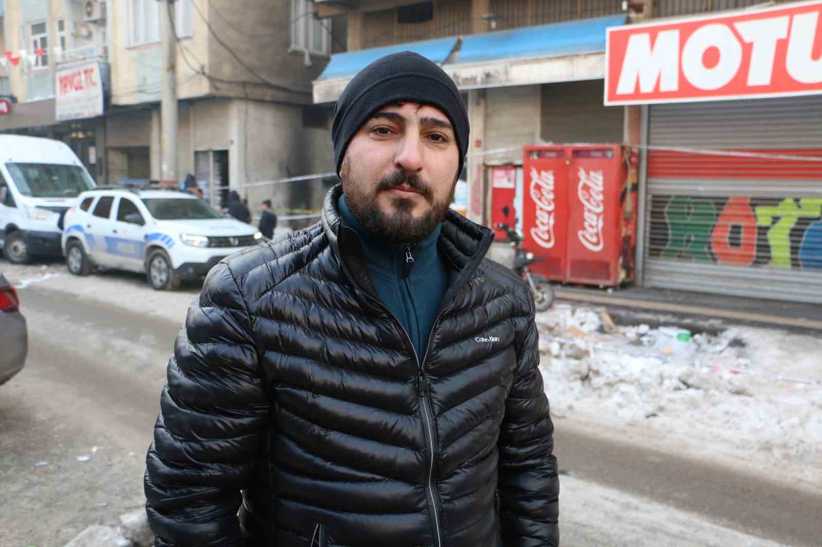 Diyarbakır’da kolonu çatlayan bina sakinleri hırsızlar için nöbet tutuyor
Diyarbakır’da kolonu çatlayan bina sakinleri hırsızlar için nöbet tutuyor