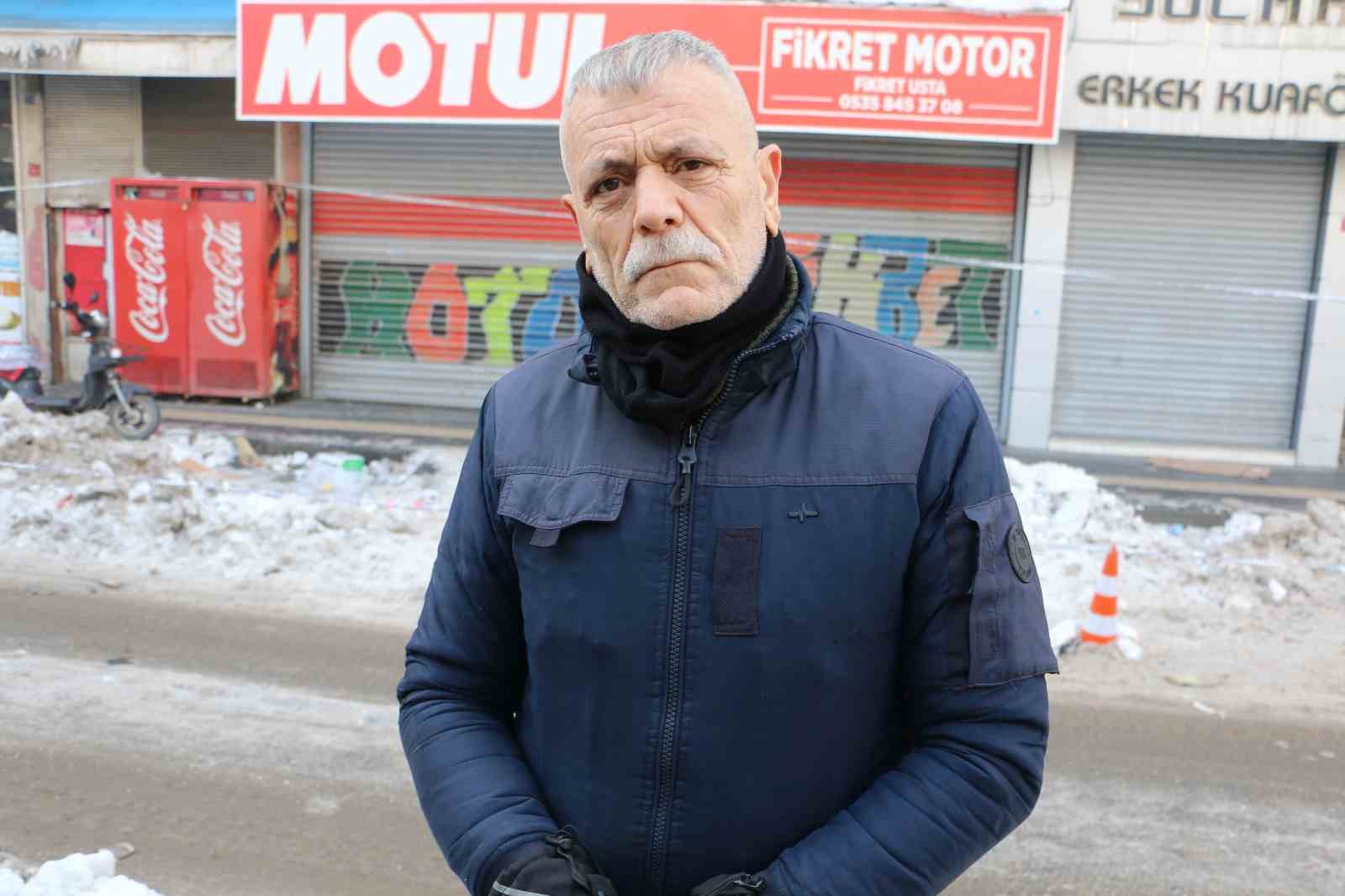 Diyarbakır’da kolonu çatlayan bina sakinleri hırsızlar için nöbet tutuyor
Diyarbakır’da kolonu çatlayan bina sakinleri hırsızlar için nöbet tutuyor