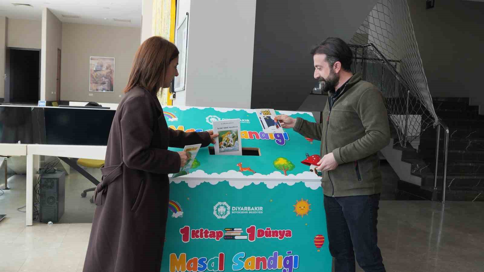 Diyarbakır’da masal sandığı kuruldu: Kitaplar çocuklar için toplanıyor
