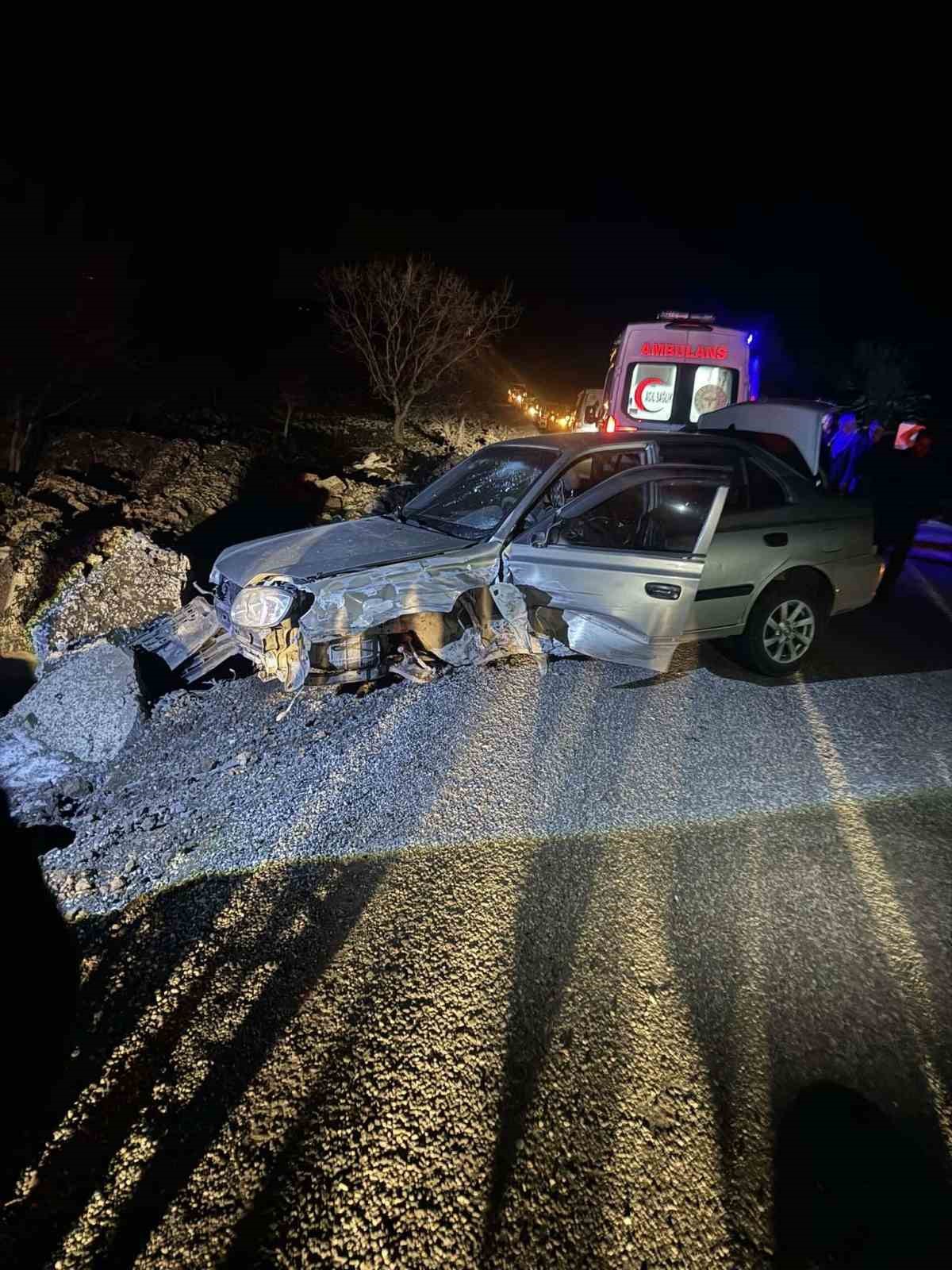 Diyarbakır’da minibüs ile otomobil çarpıştı: 1 yaralı

