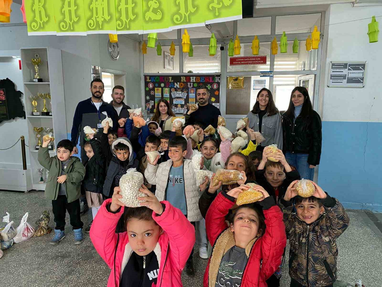 Diyarbakır’da minik öğrencilerden "Bir Avuç İyilik" Projesi
