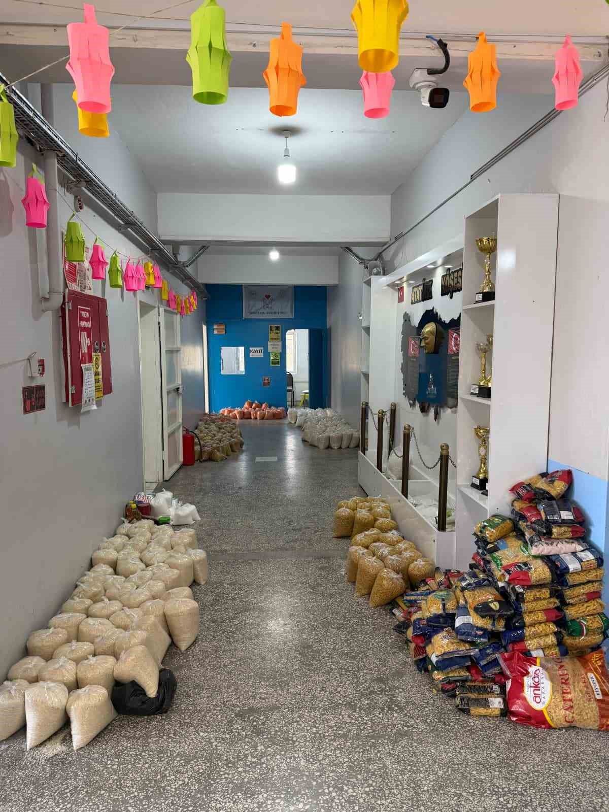 Diyarbakır’da minik öğrencilerden "Bir Avuç İyilik" Projesi
