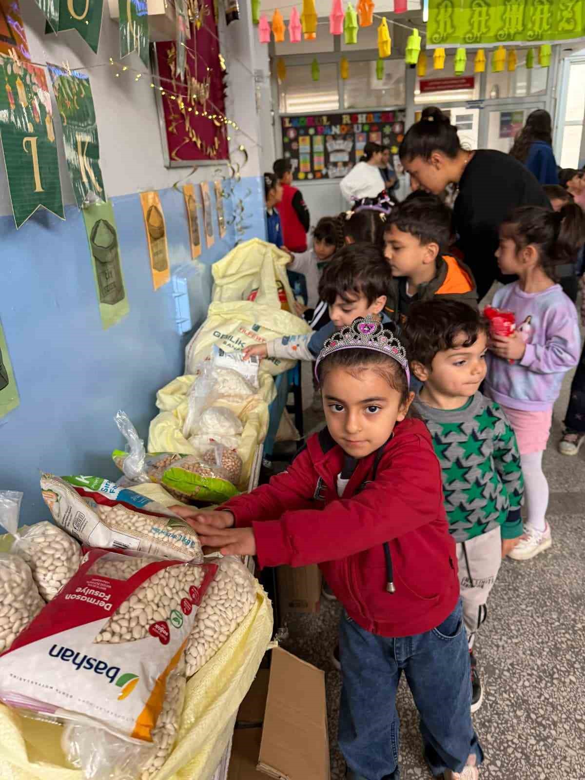 Diyarbakır’da minik öğrencilerden "Bir Avuç İyilik" Projesi
