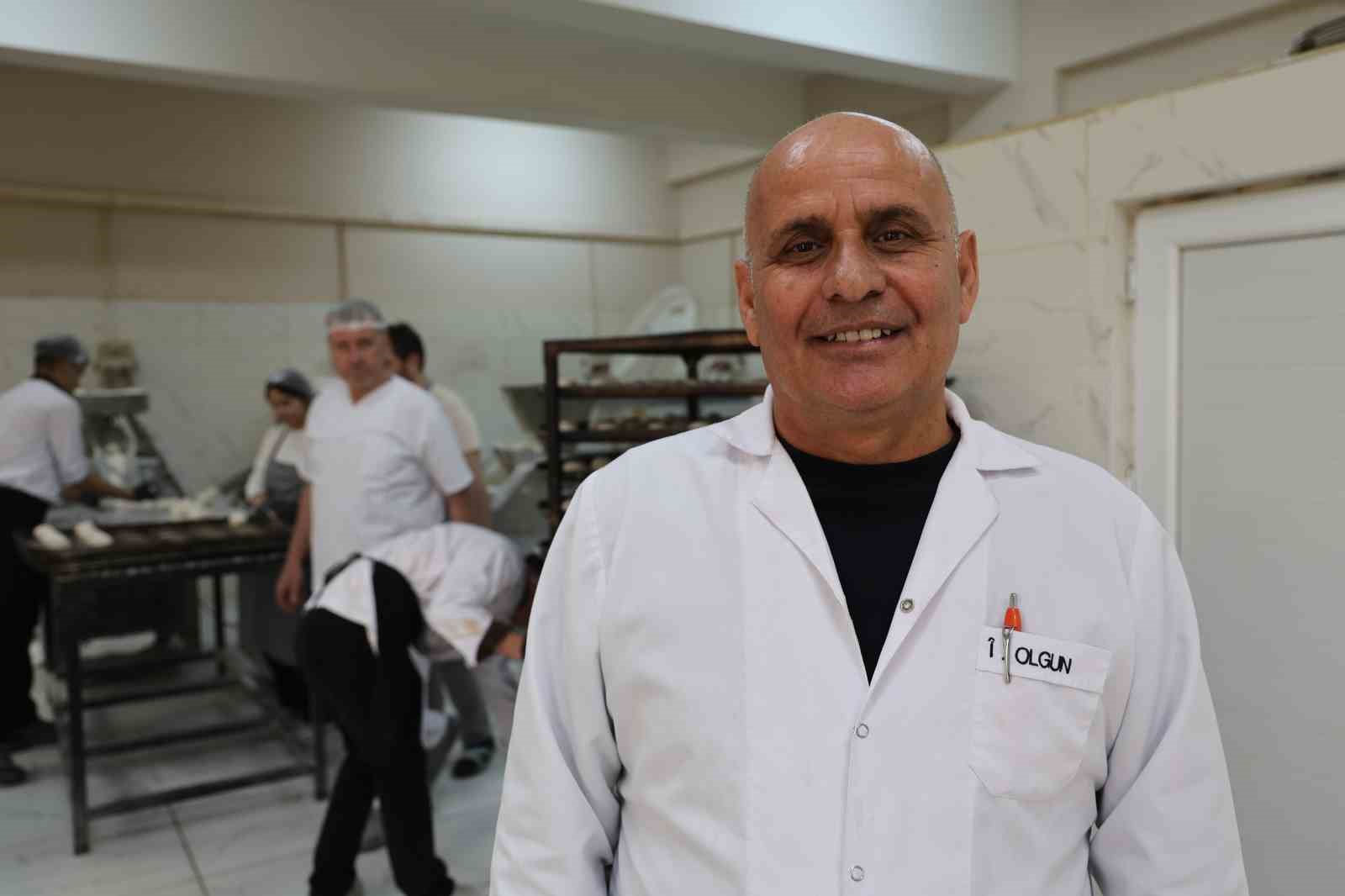 Diyarbakır’da öğrenci ve öğretmenlerin çıkardığı pideler ihtiyaç sahiplerine ulaştırılıyor
Diyarbakır’da öğrenci ve öğretmenlerin çıkardığı pideler ihtiyaç sahiplerine ulaştırılıyor