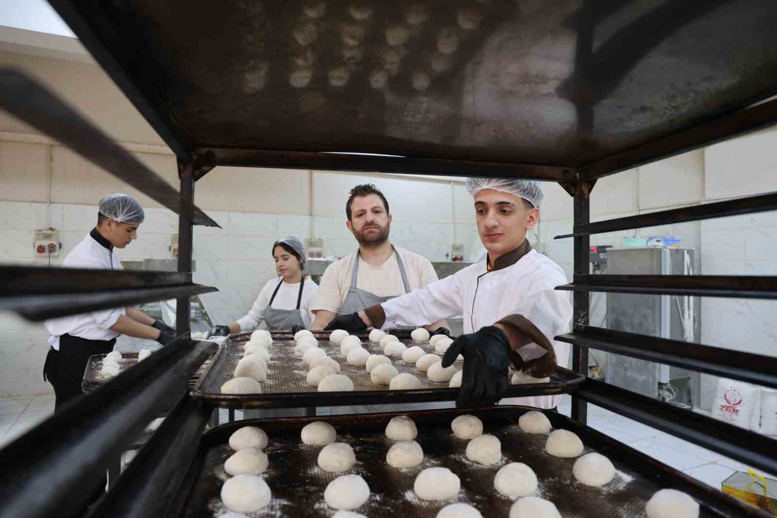 Diyarbakır’da öğrenci ve öğretmenlerin çıkardığı pideler ihtiyaç sahiplerine ulaştırılıyor
Diyarbakır’da öğrenci ve öğretmenlerin çıkardığı pideler ihtiyaç sahiplerine ulaştırılıyor